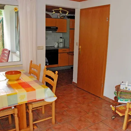 Ferienbungalow Mit Gro_em Garten I Middelhagen